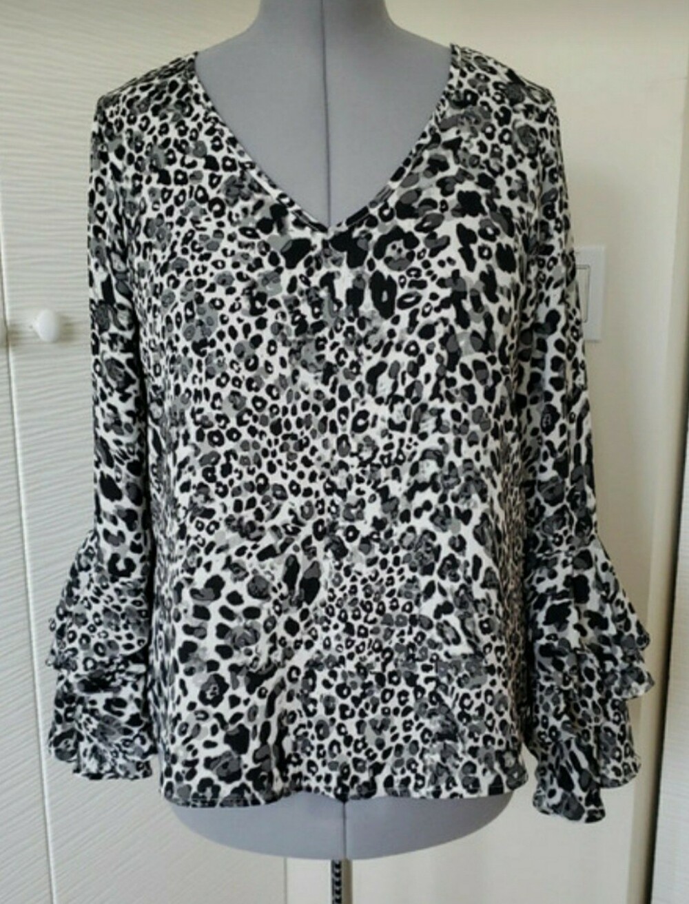 Black and White Leopard Print Ruffled Top Sz M